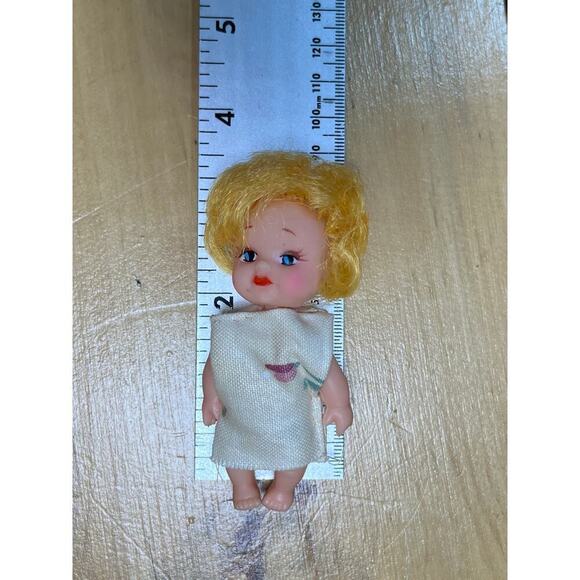 Set of 4 Vintage Peewee miniature Dolls. Girls & Boys w/ outfits. Uneeda. - Picture 4 of 4